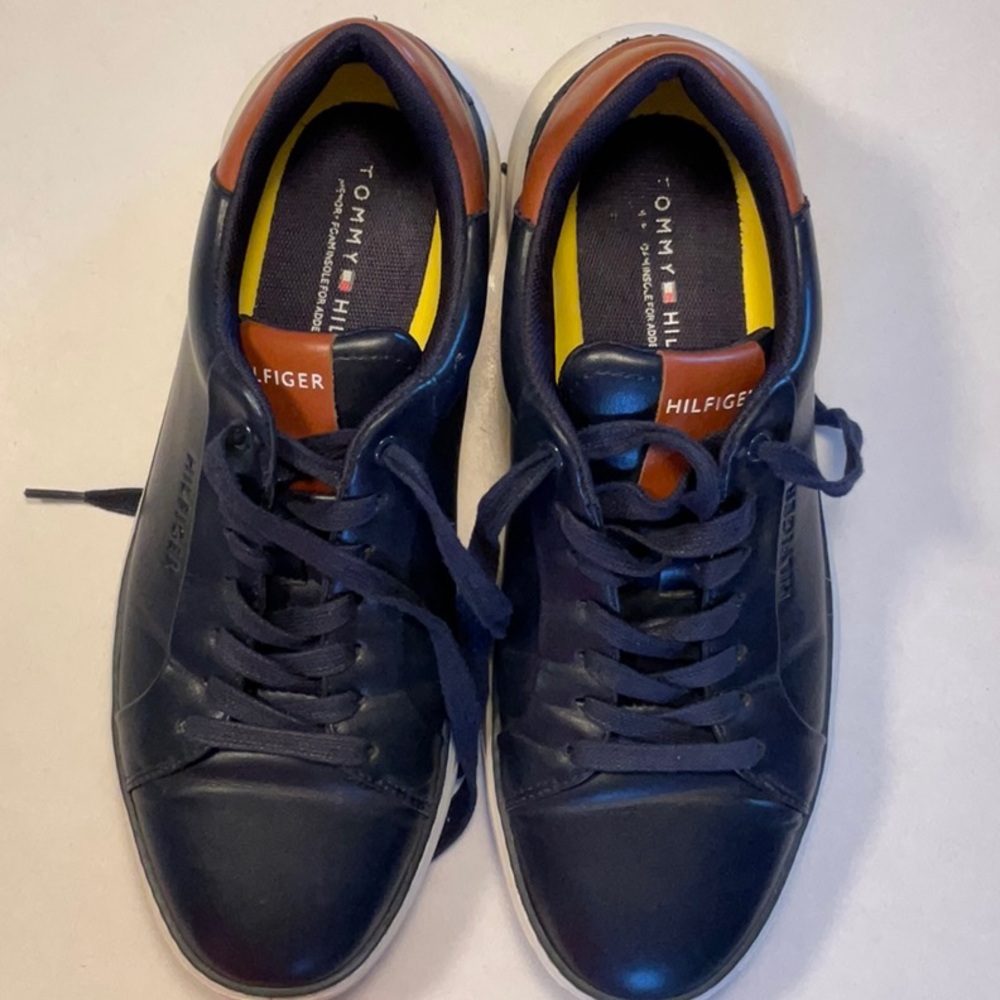 32 Tommy Hilfiger leather court sneakers